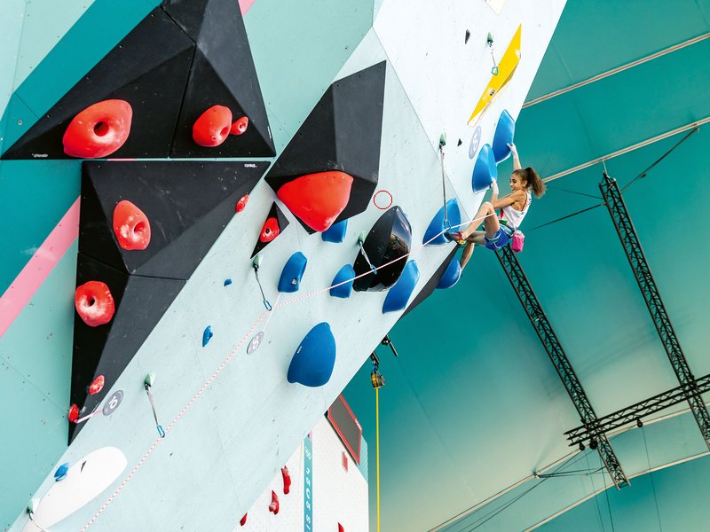 Climber arrampica su una parete artificiale