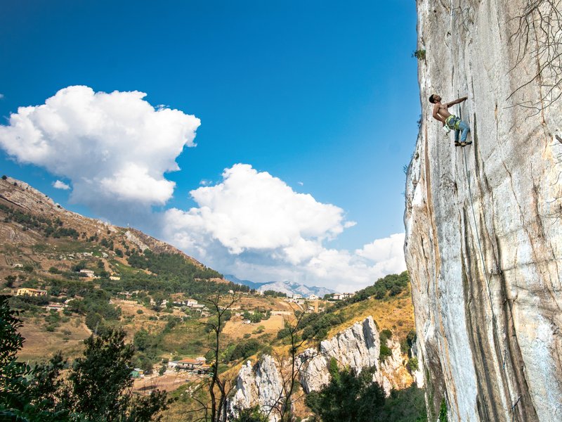 climber in falesia