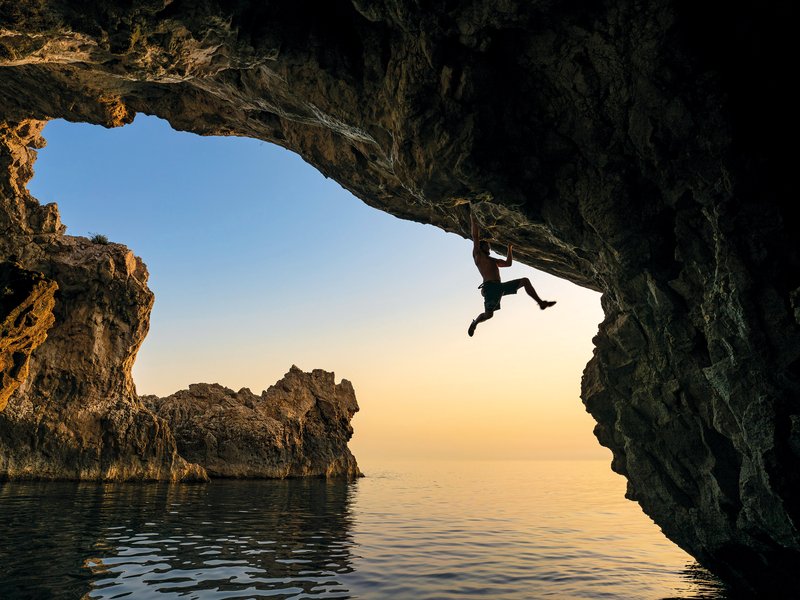 climber in deep water solo