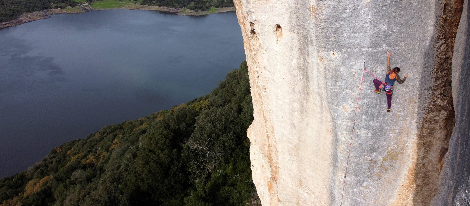 arrampicatrice in parete
