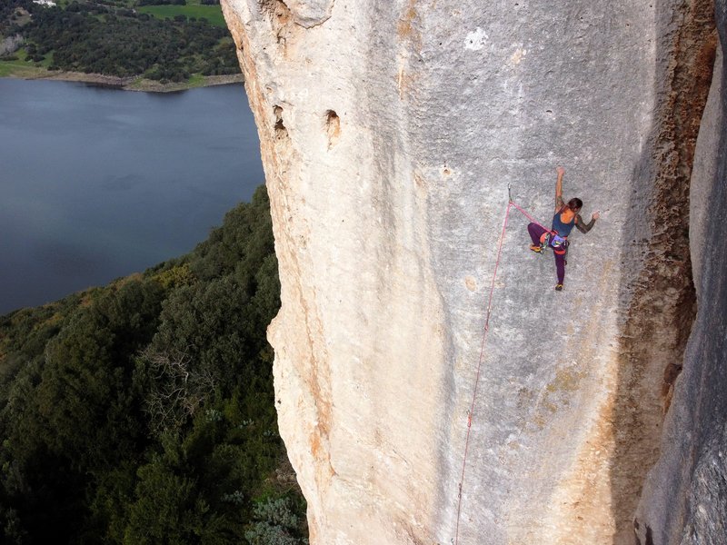 arrampicatrice in parete