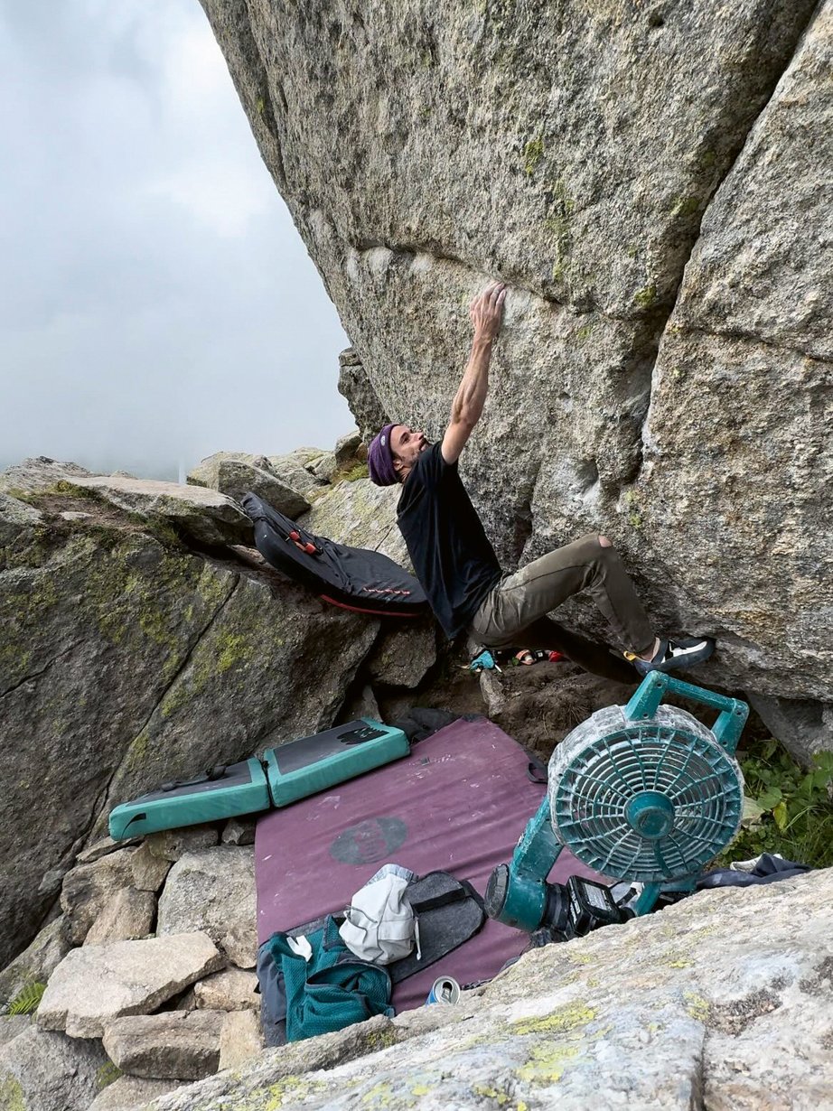 Climber impegnato in un boulder