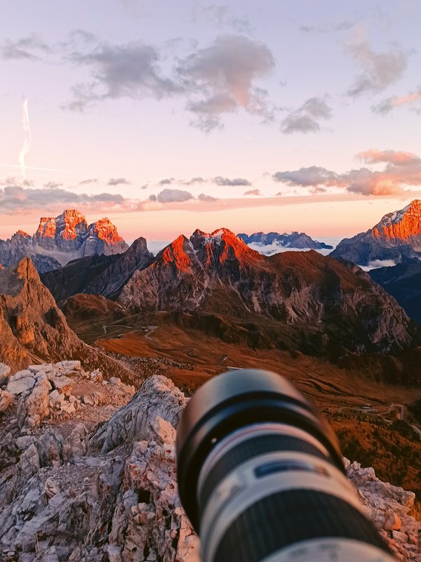 panorama dolomitico con obiettivo in primissimo piano