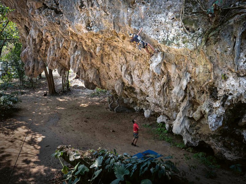 Arrampicata in strapiombo