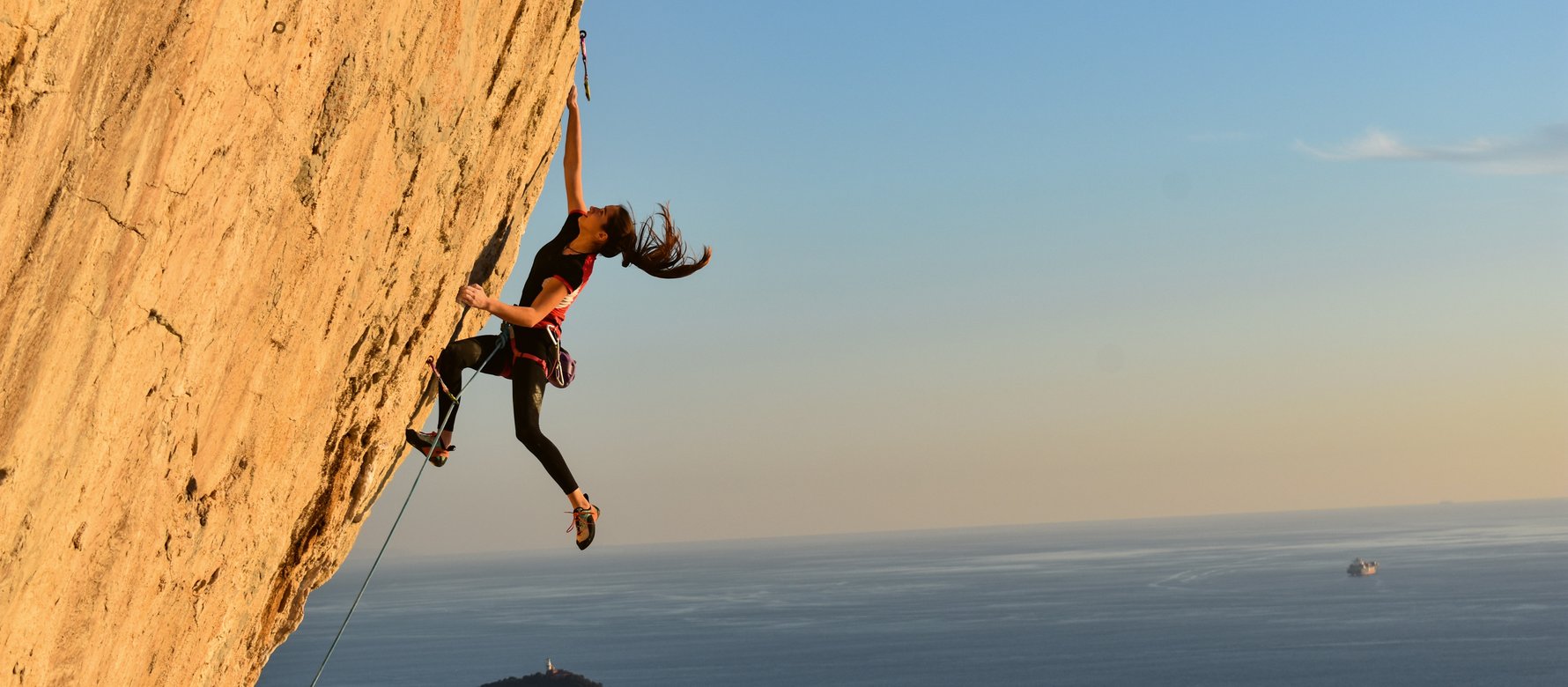 arrampicatrice in parete