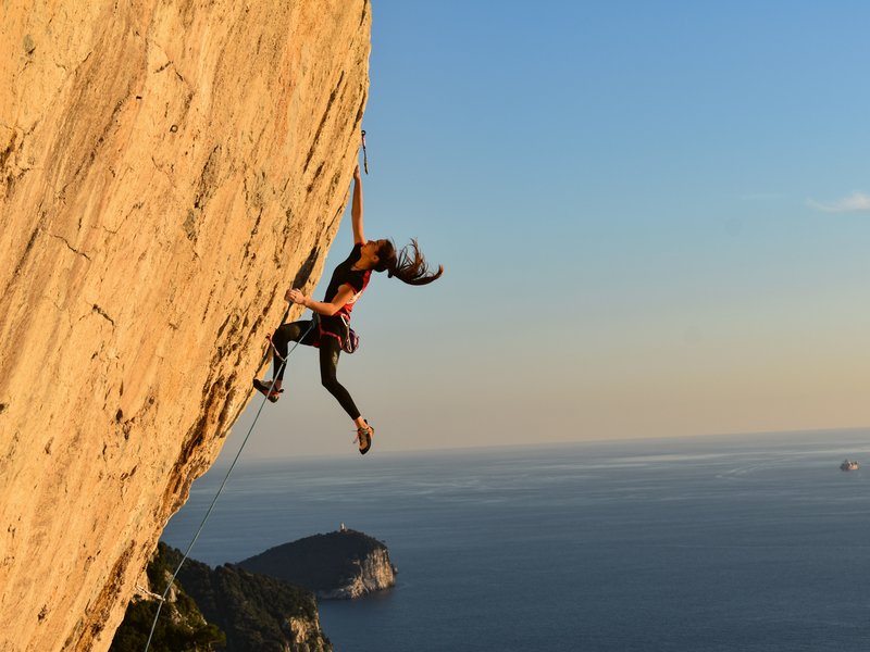 arrampicatrice in parete