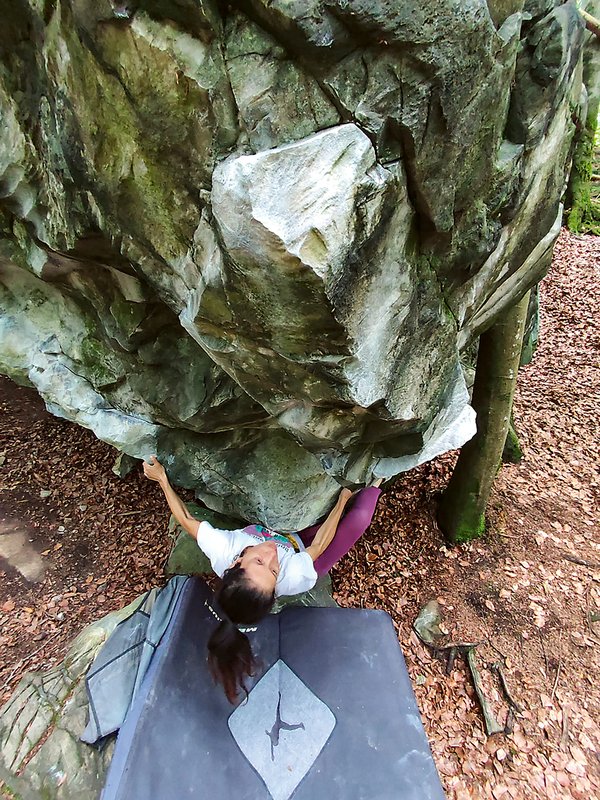 Ragazza su boulder