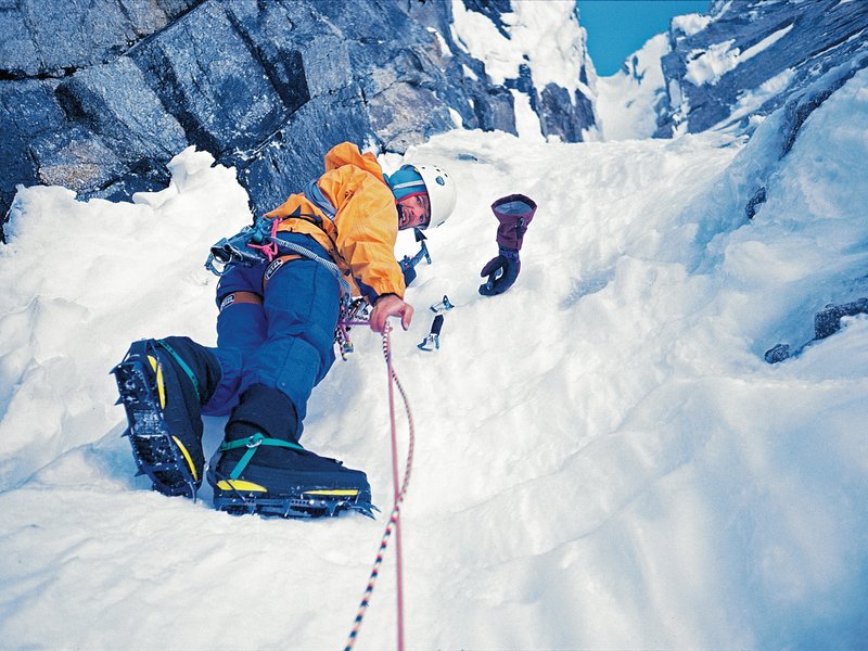 alpinista su una via di misto