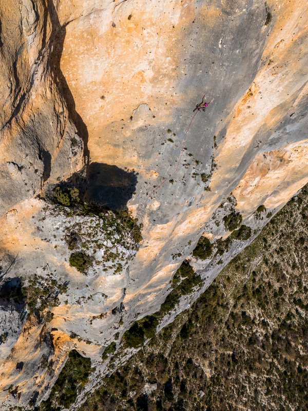 arrampicatrice in parete