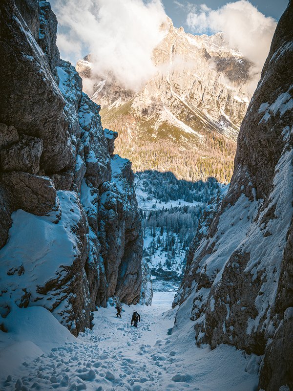 alpinisti in un canale in dolomiti