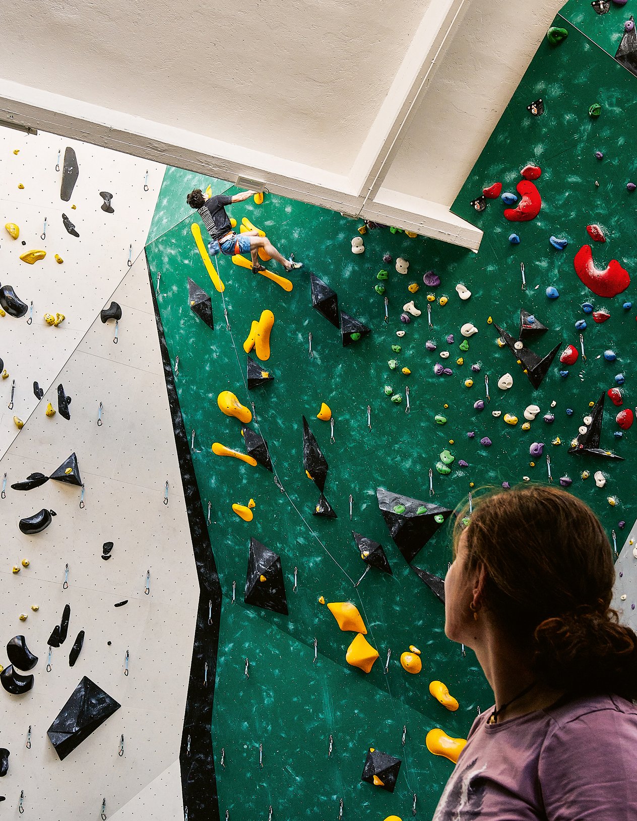climber si allena in palestra indoor