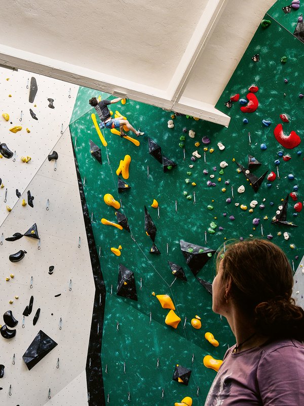 climber si allena in palestra indoor