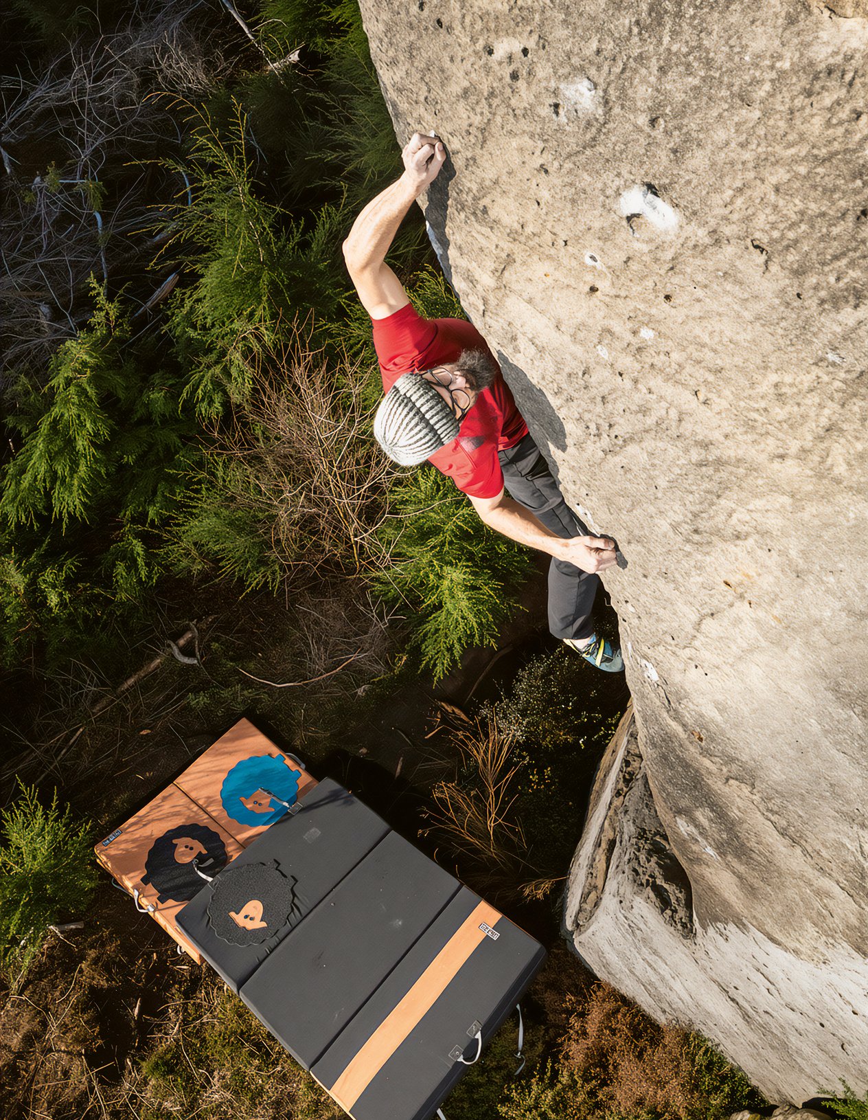 arrampicatore su boulder
