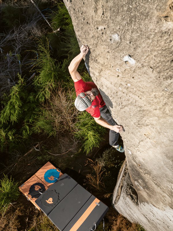 arrampicatore su boulder