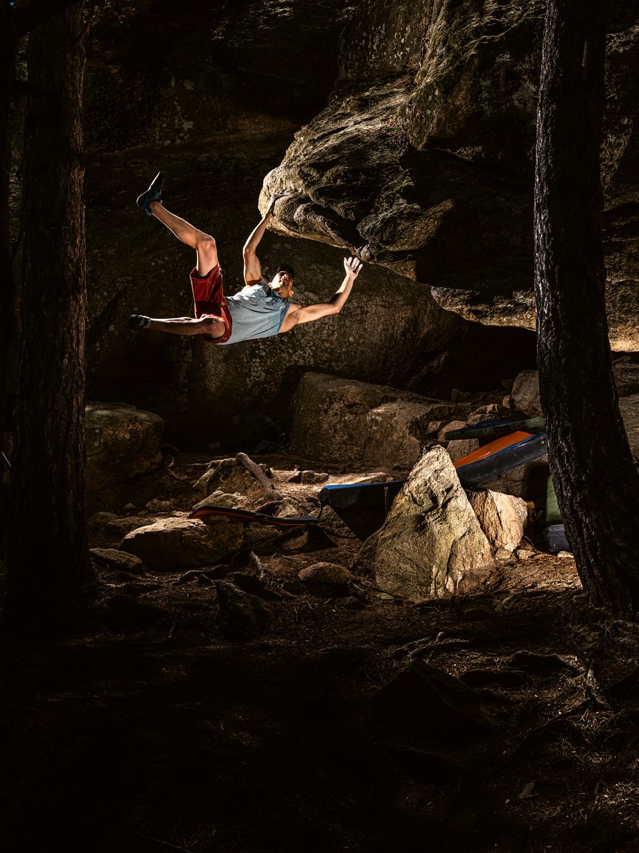 Climber impegnato in un boulder