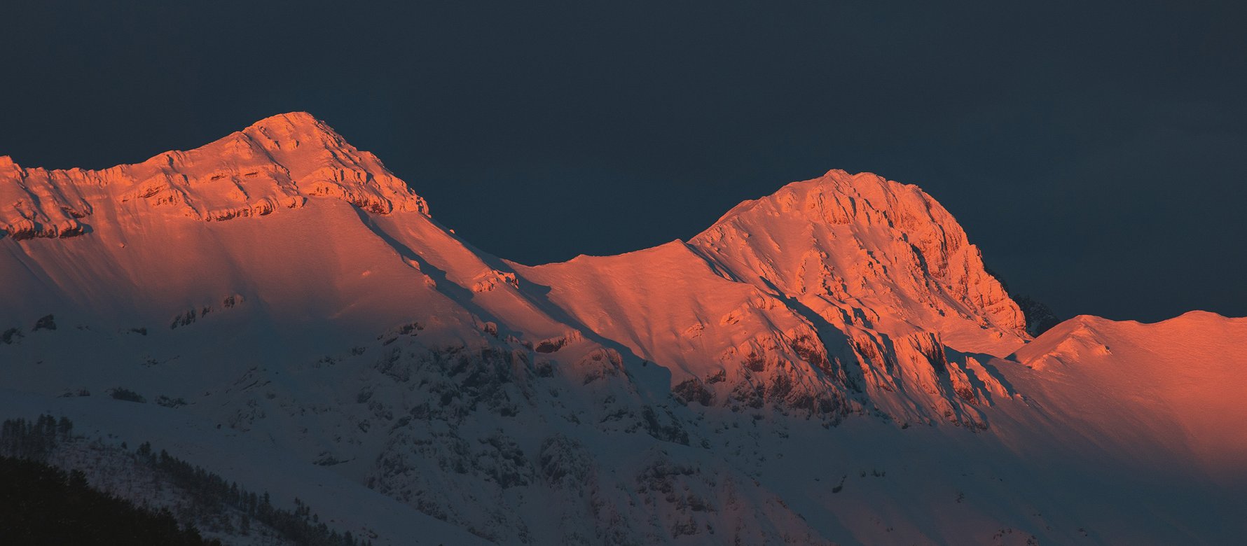 alba su cime montuose innevate