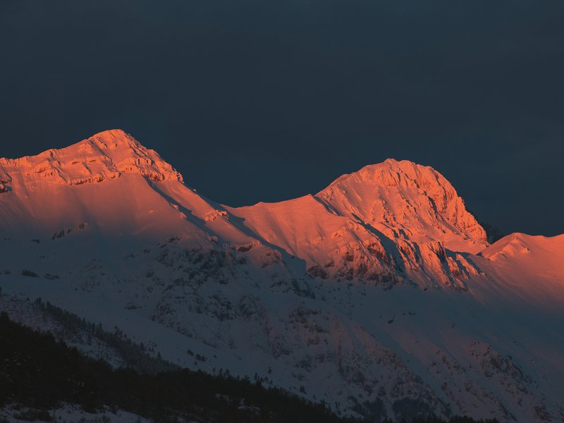 alba su cime montuose innevate