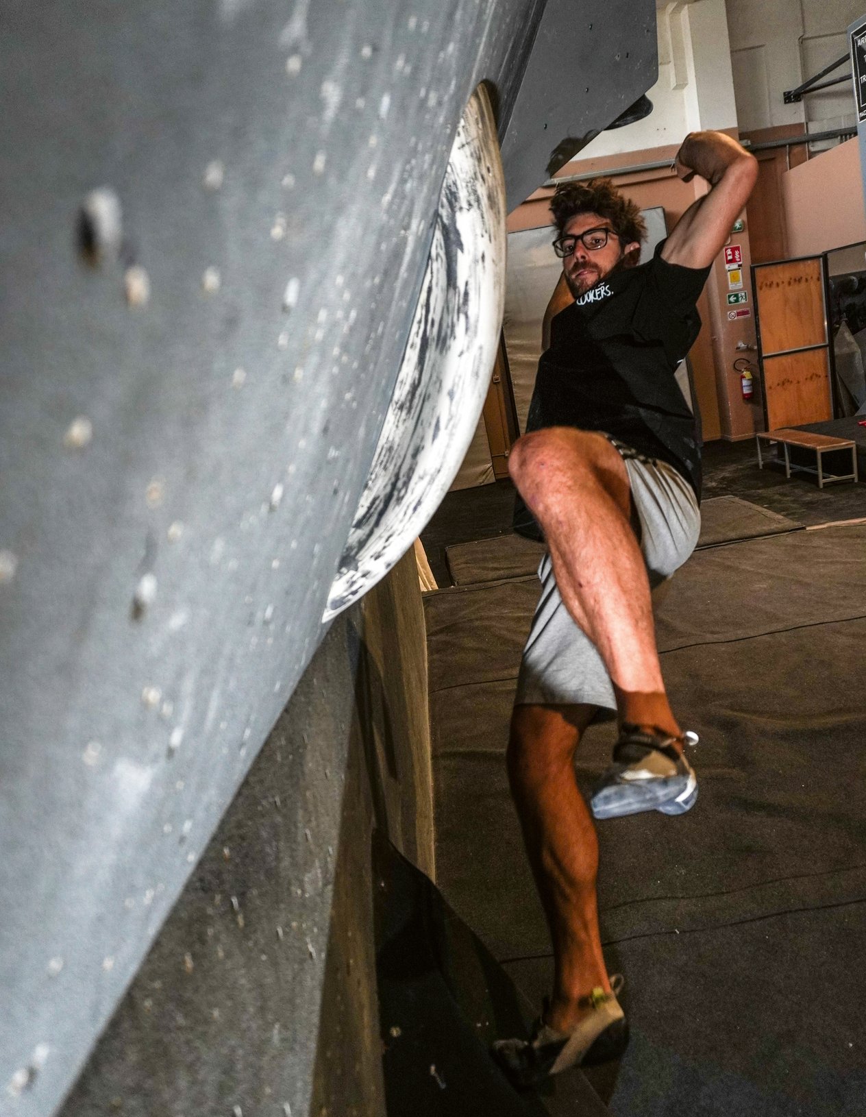 arrampicatore su boulder