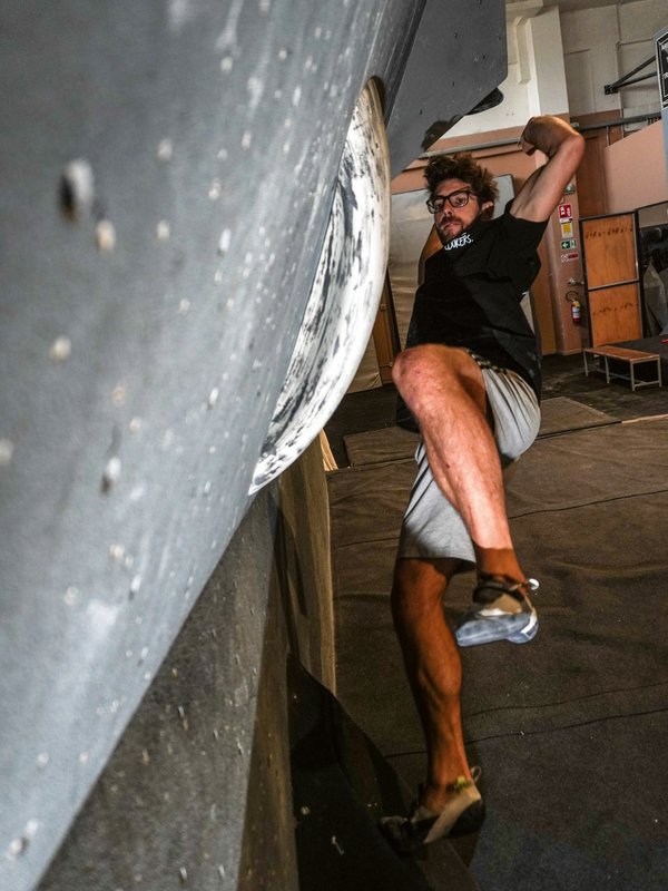 arrampicatore su boulder