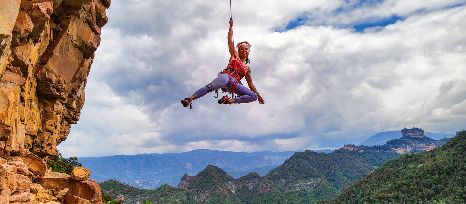 climber appesa in falesia
