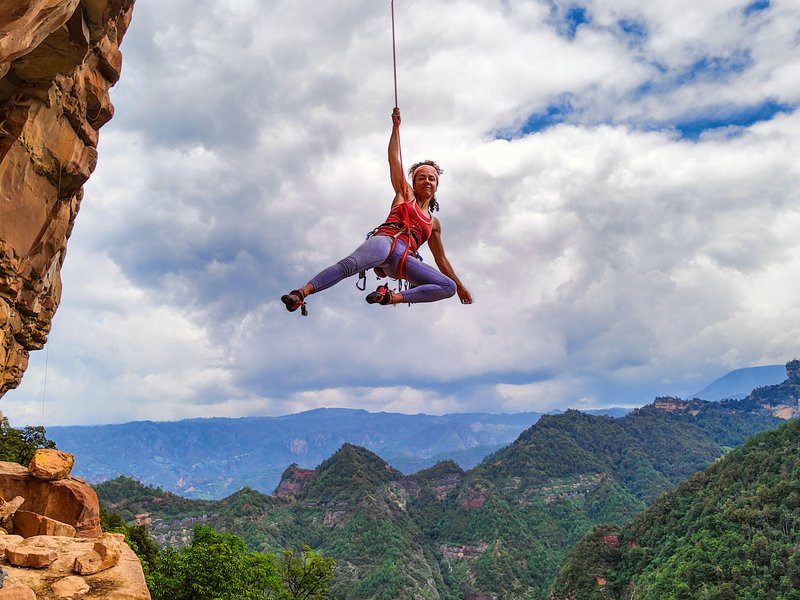 climber appesa in falesia