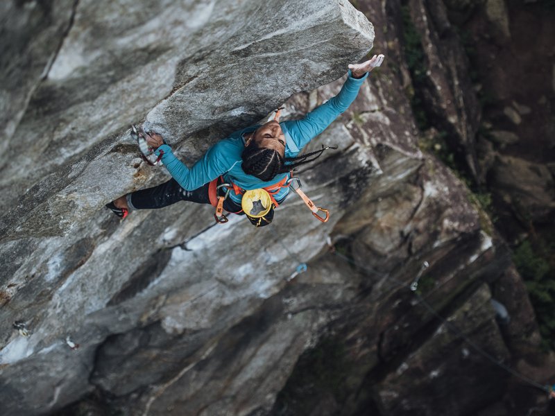 arrampicatrice in parete