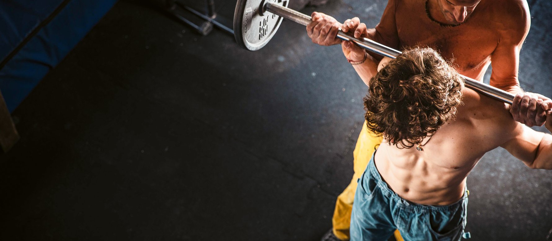 climber in palestra si allenano al bilanciere