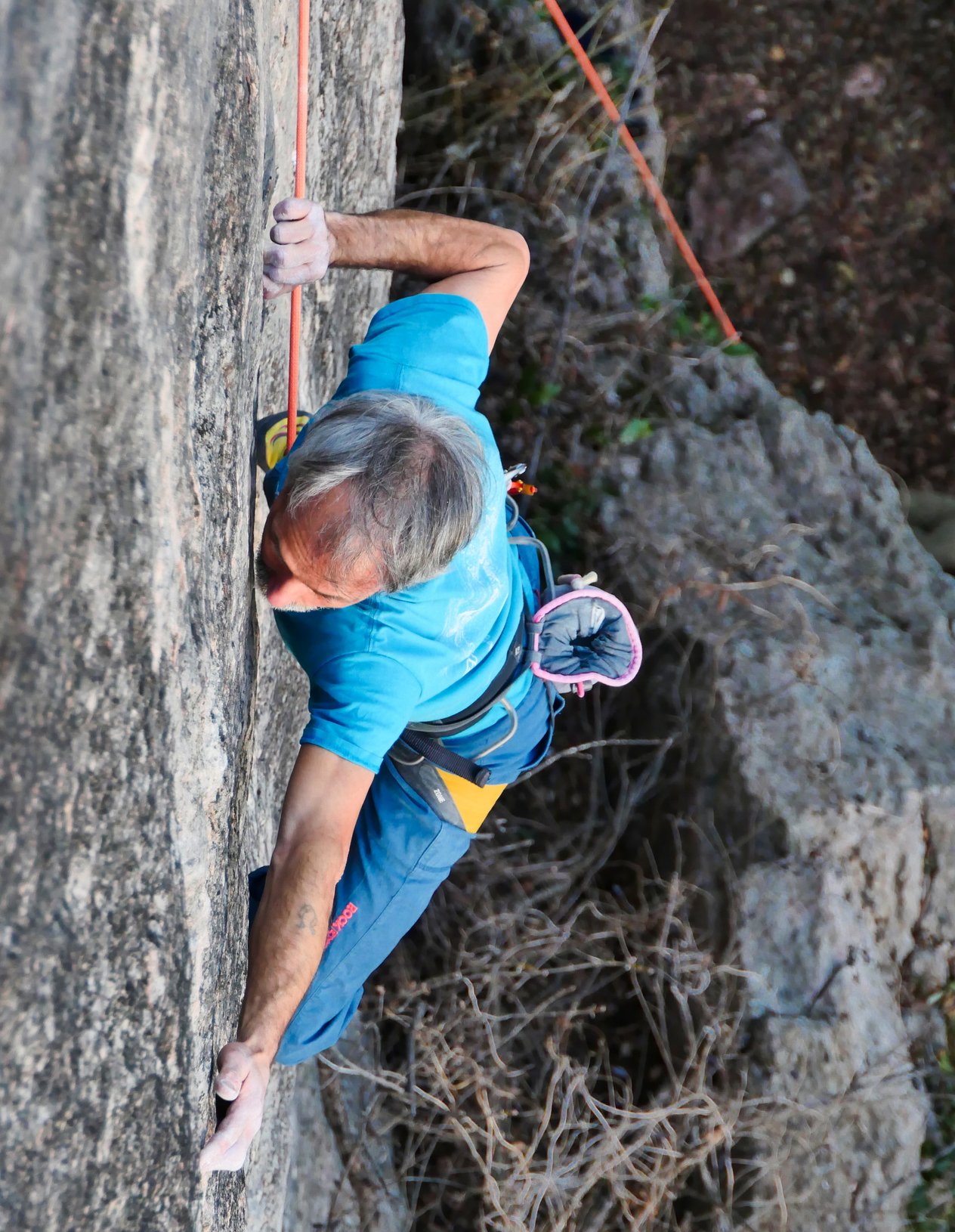 in arrampicata con vista dall'alto