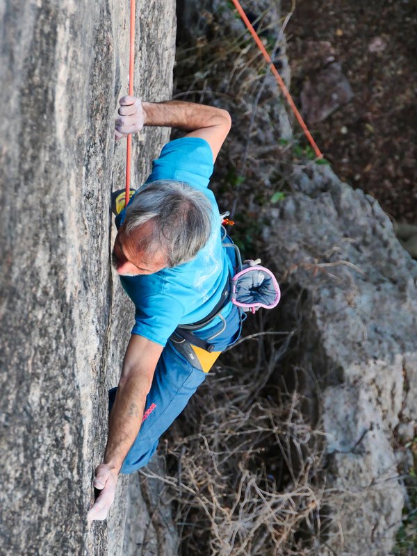 in arrampicata con vista dall'alto