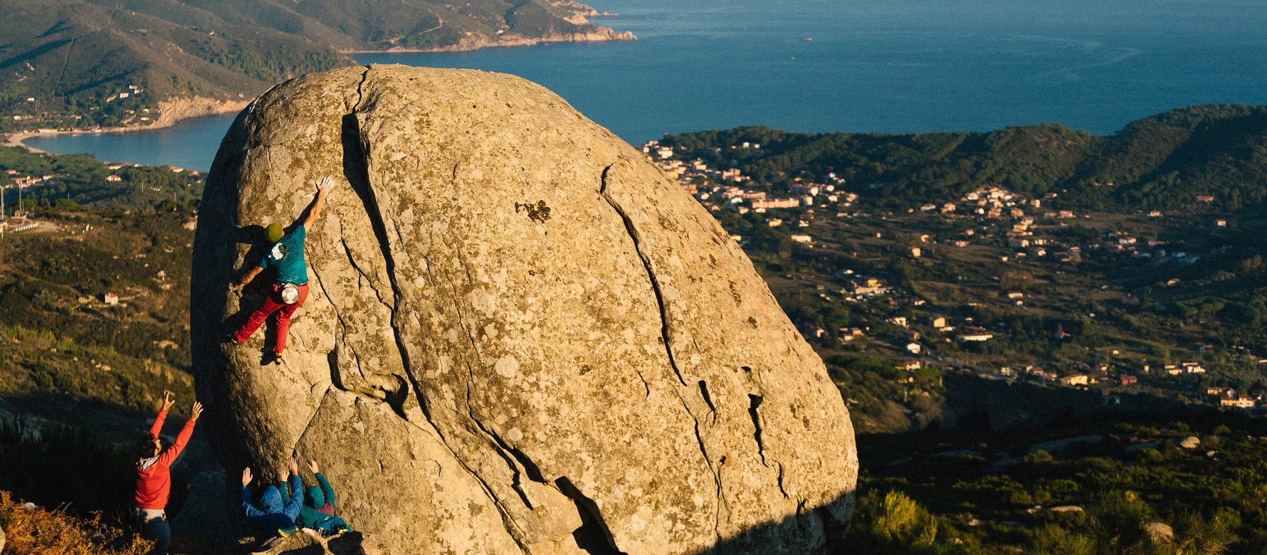 climber su boulder