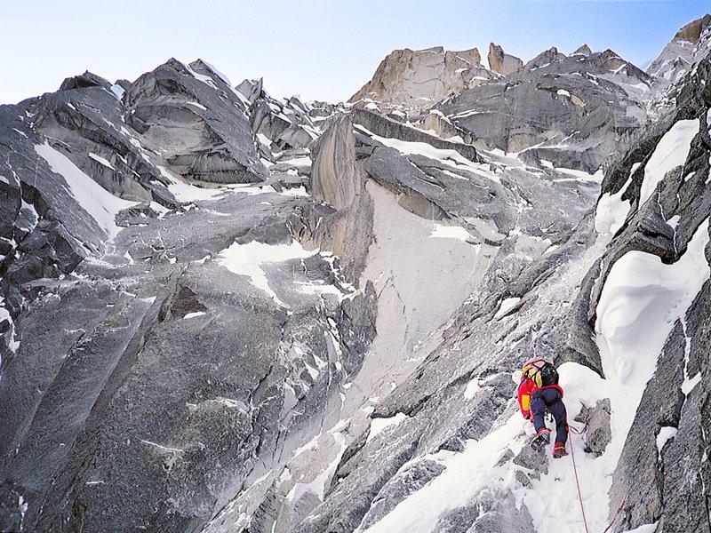 alpinista su una via di misto