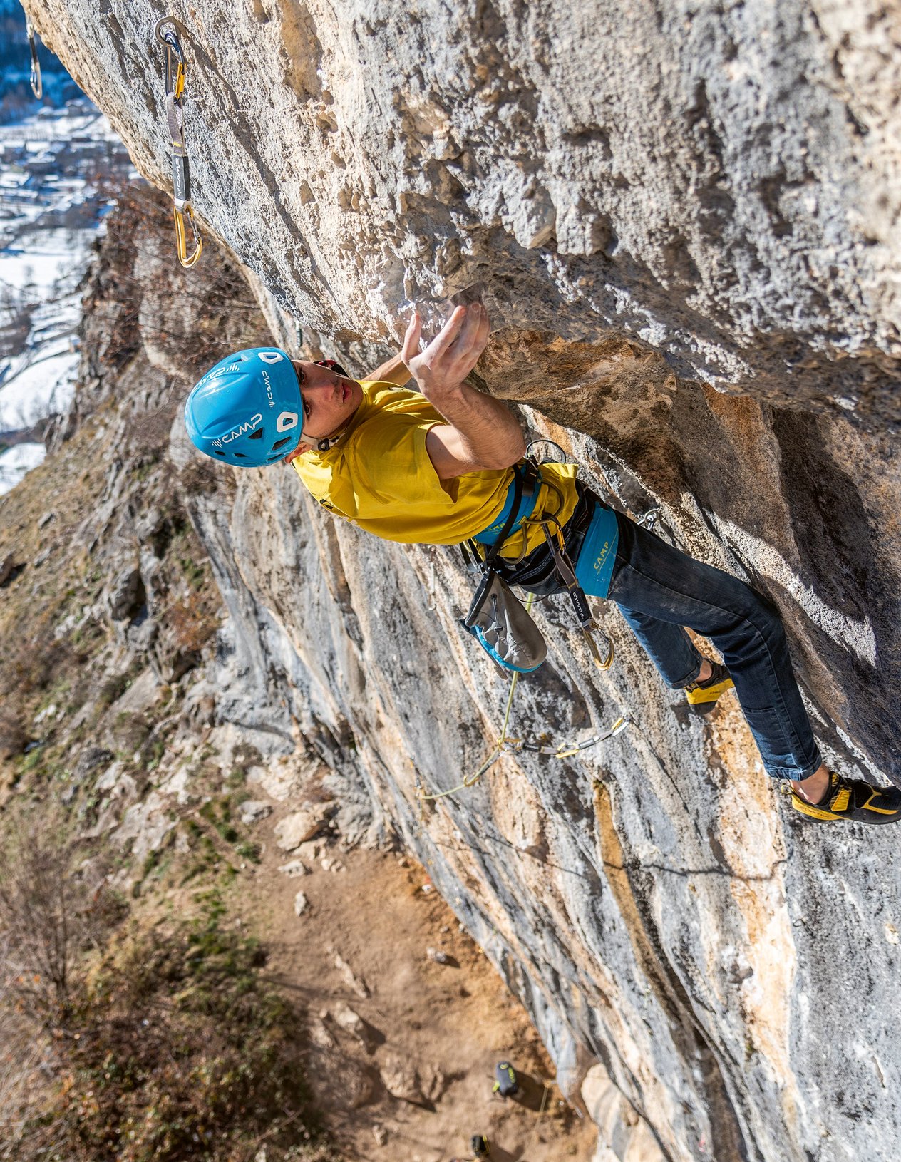 forte arrampicatore su prua strapiombante