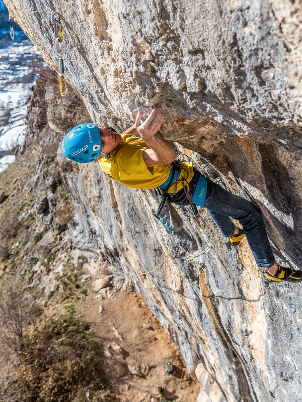 forte arrampicatore su prua strapiombante