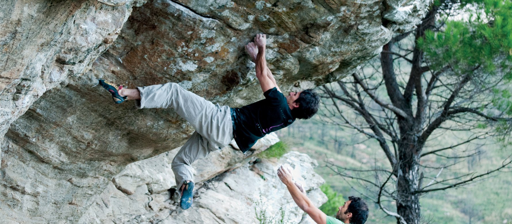 arrampicatore su boulder