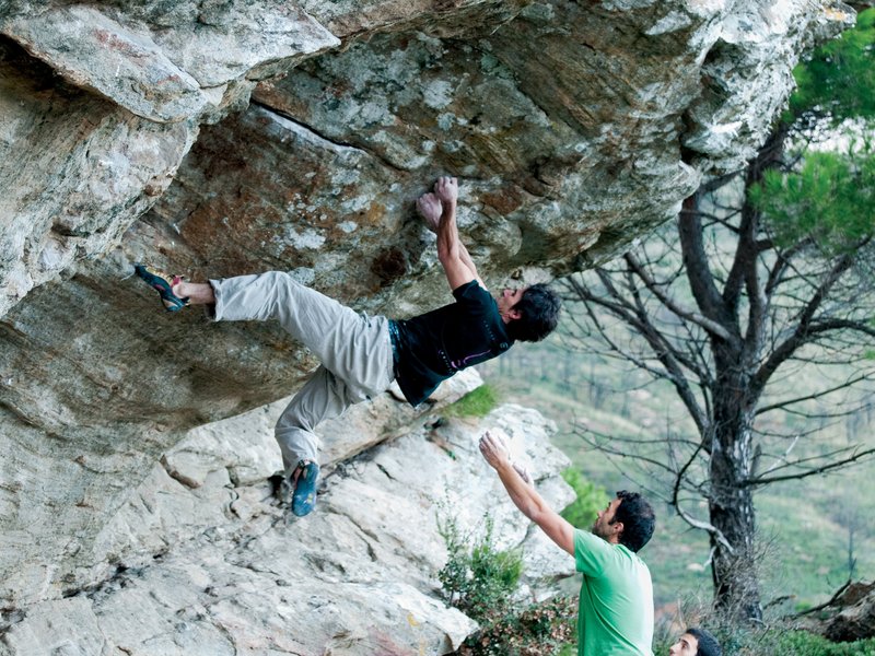 arrampicatore su boulder
