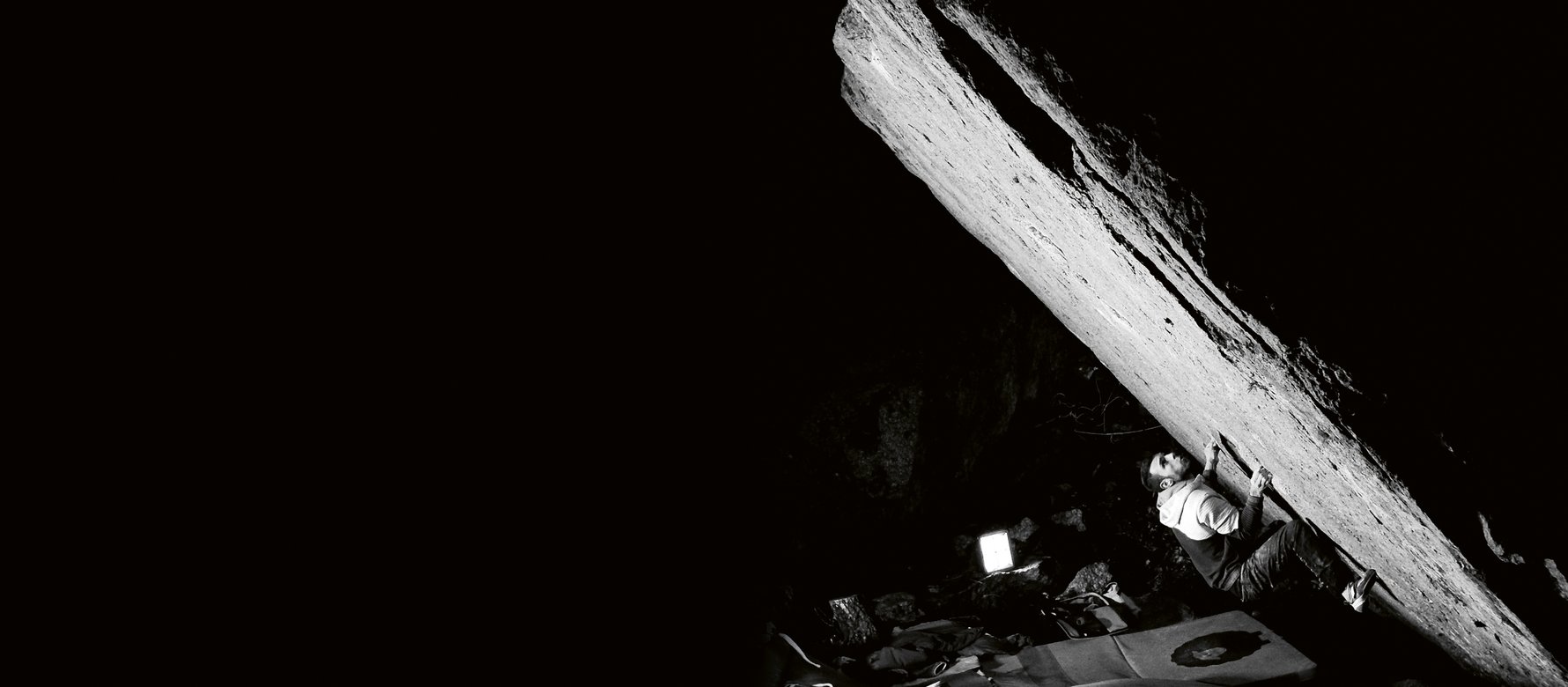 Climber impegnato in un boulder
