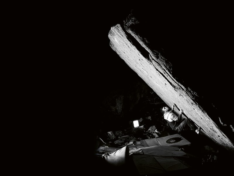 Climber impegnato in un boulder