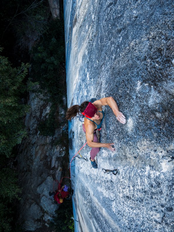 arrampicatrice in parete