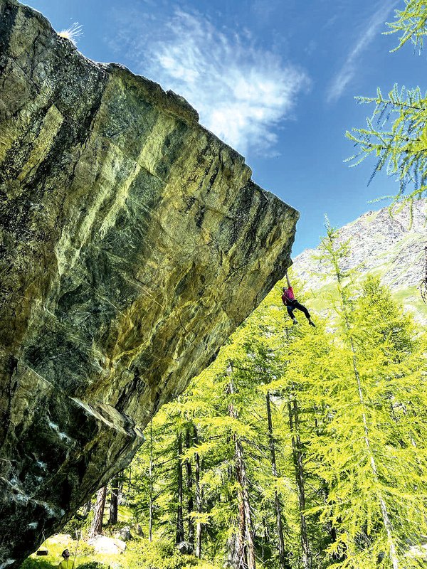 forte arrampicatore su prua strapiombante