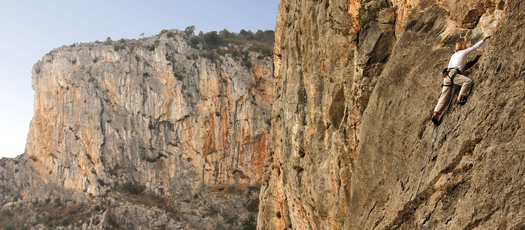 arrampicatrice in parete