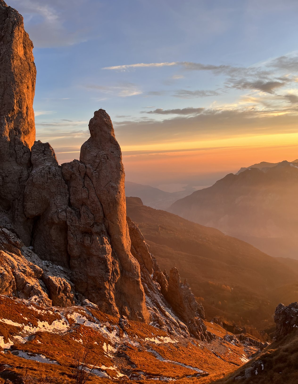 tramonto su vette montuose