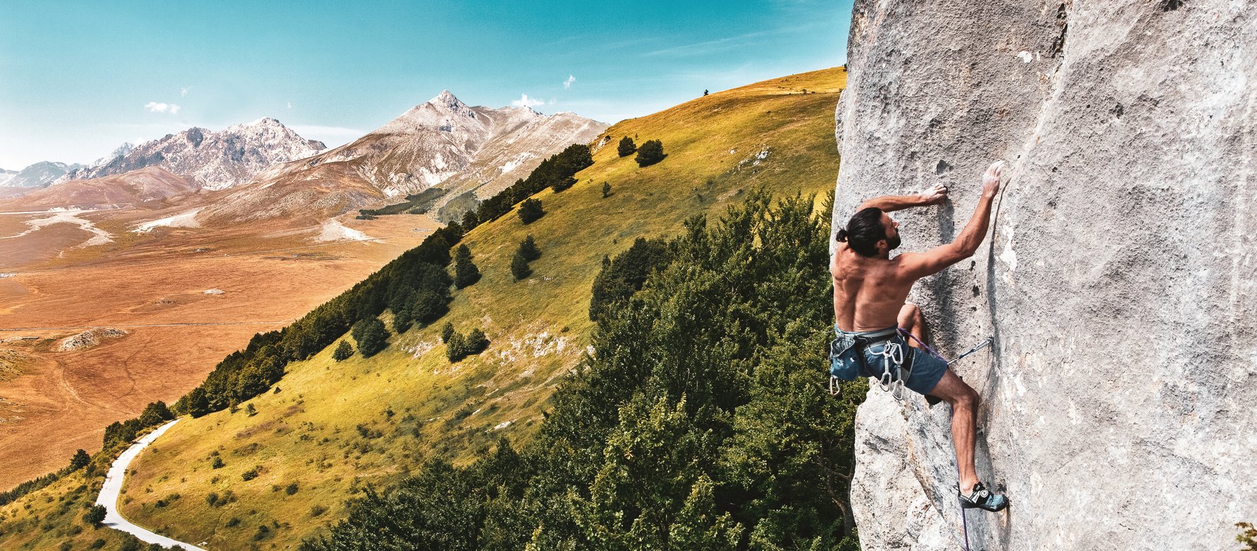 Fotografia di scalatore su una via monotiro