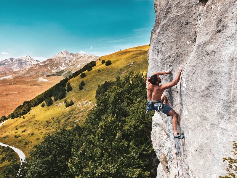 Fotografia di scalatore su una via monotiro