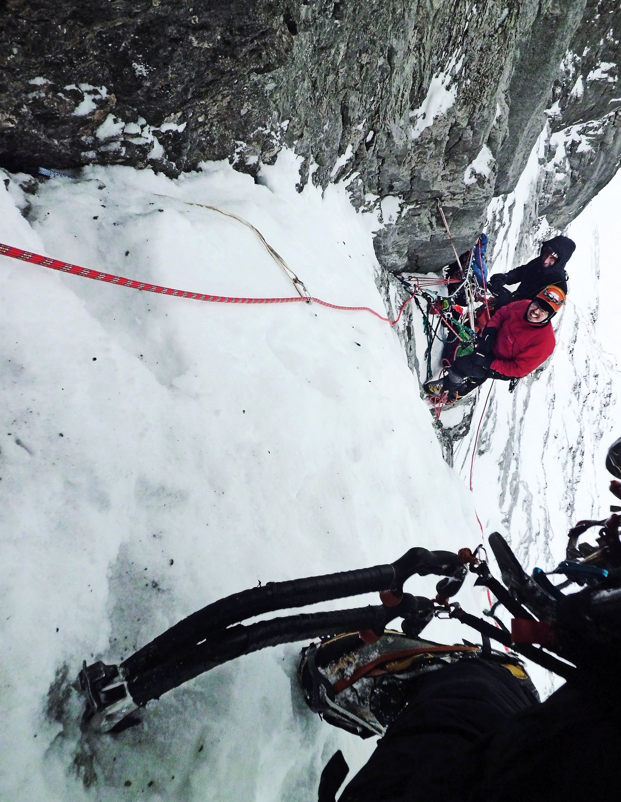 alpinisti in parete su una via di misto