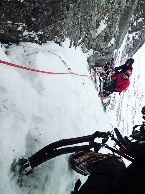 alpinisti in parete su una via di misto